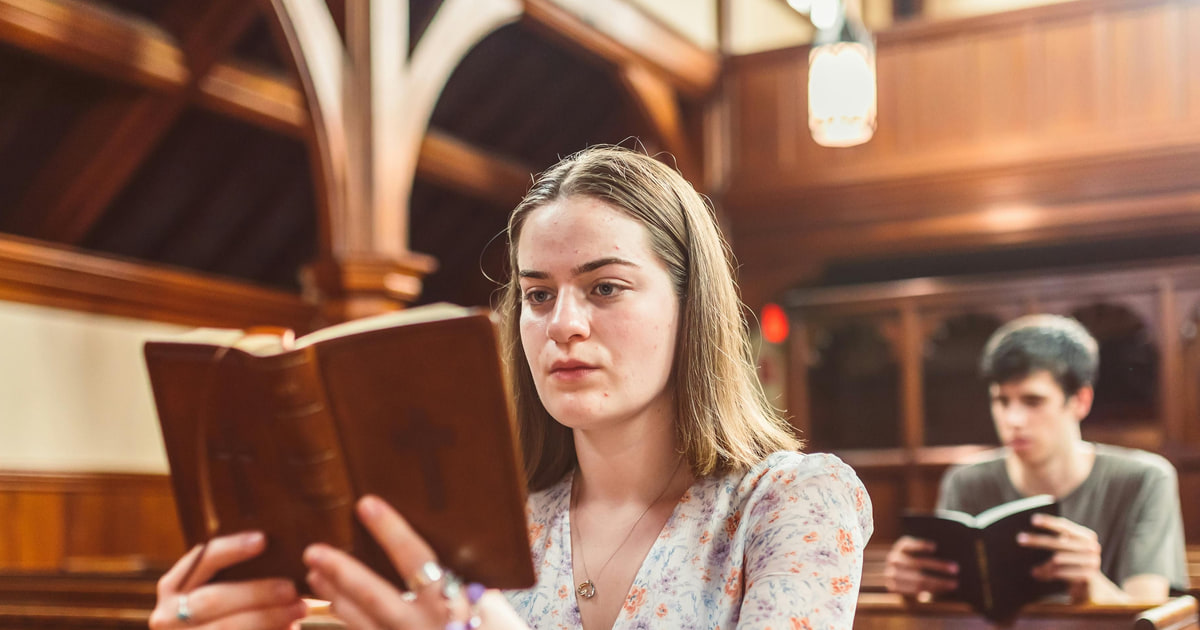Junge Christ:innen stärken ihren Glauben durch Gemeinschaft und Schrift